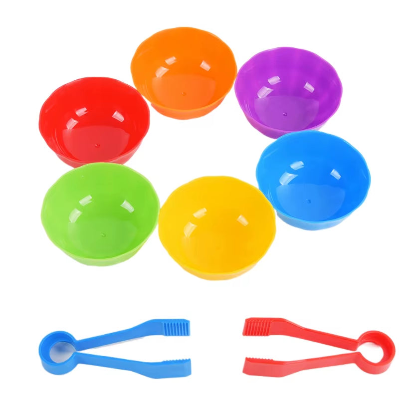 Bol et pince pour jeux d'enfant. Jeu d'éveil de discrimination des couleurs pour enfants. Amuses toi à ranger avec la pince les pompons selon la même couleur du petit pot correspondant.