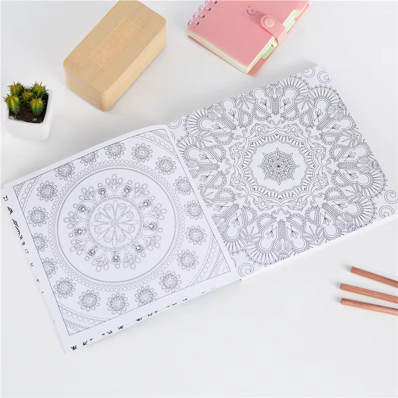 Livret de coloriage en noir et blanc composé de dessin de mandalas à faire soi-même pour se ressourcer, se concentrer et gagner en zénitude.