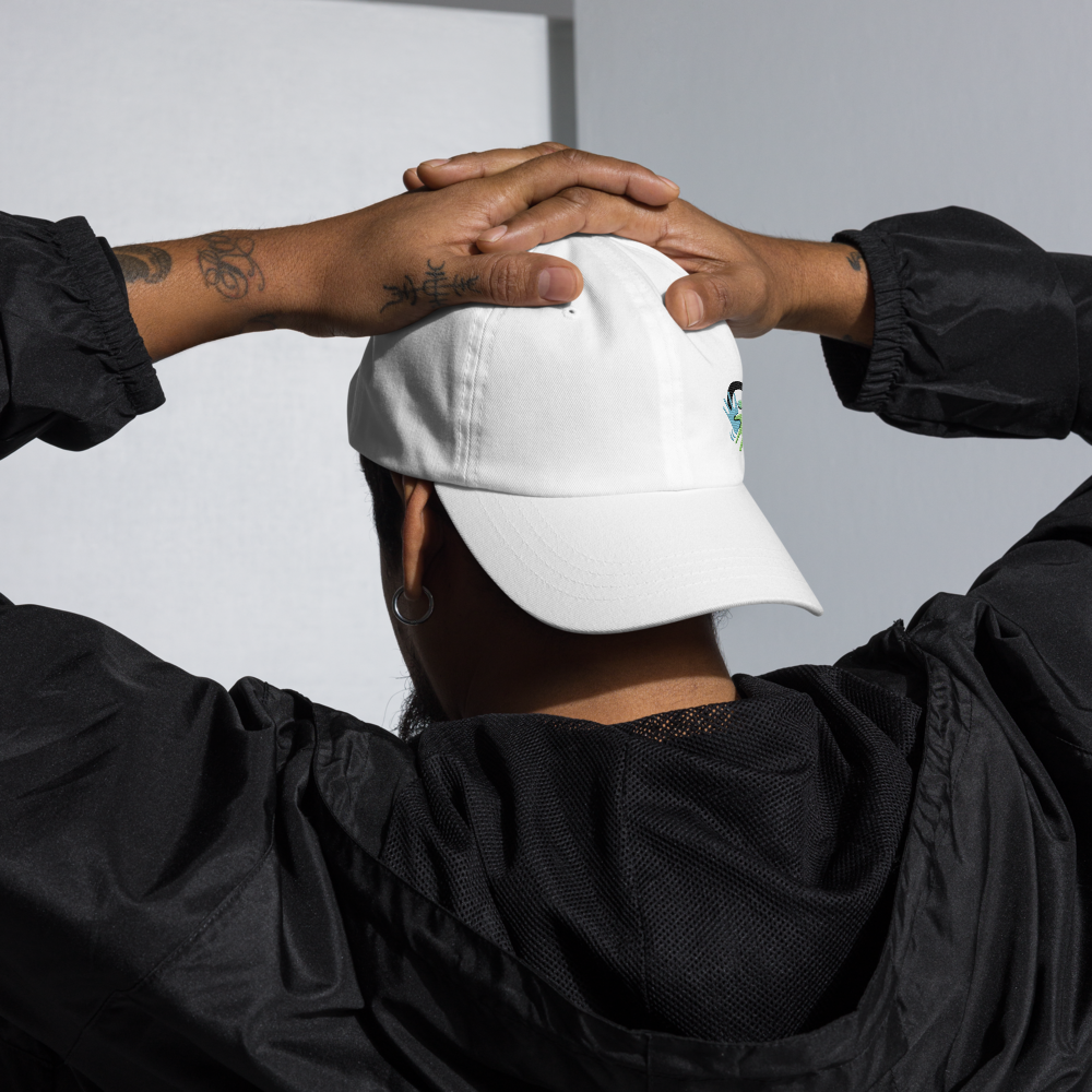 Casquette blanche au style épuré. Un accessoire tendance qui soutient un message fort : rendre la Langue des Signes visible et accessible au quotidien.