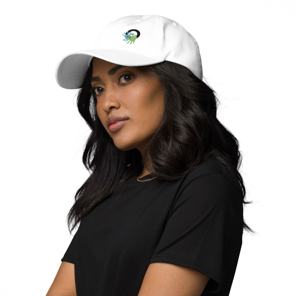 Casquette blanche au style épuré. Un accessoire tendance qui soutient un message fort : rendre la Langue des Signes visible et accessible au quotidien.