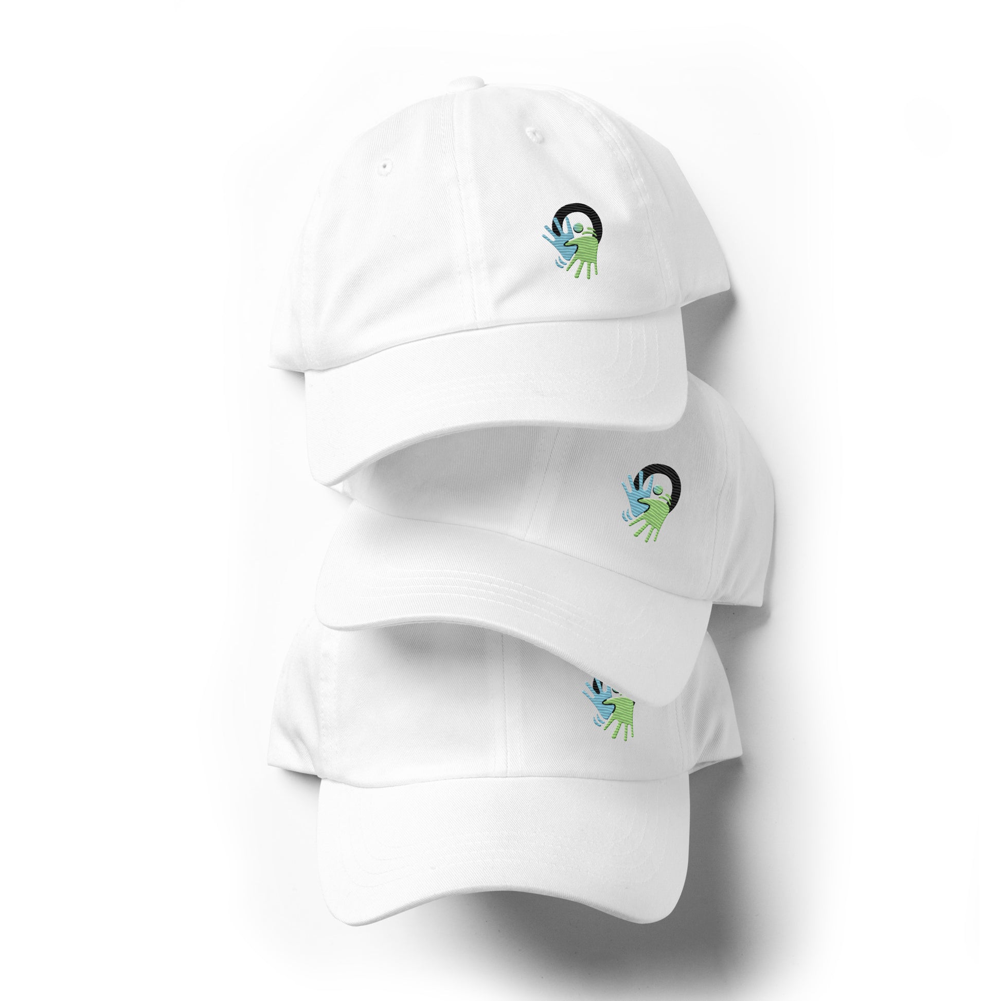Casquette blanche au style épuré. Un accessoire tendance qui soutient un message fort : rendre la Langue des Signes visible et accessible au quotidien.