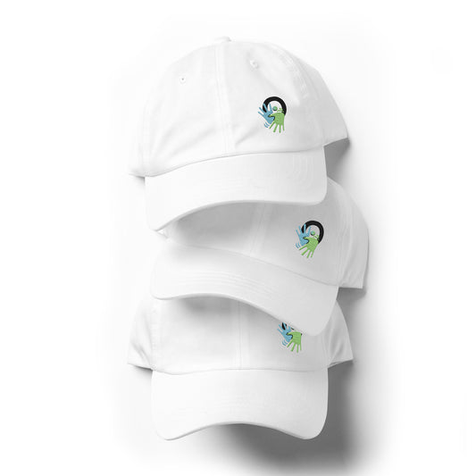 Casquette blanche au style épuré. Un accessoire tendance qui soutient un message fort : rendre la Langue des Signes visible et accessible au quotidien.