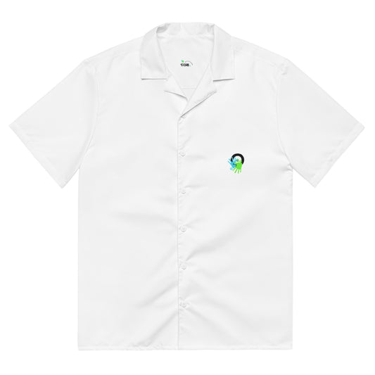 Chemise blanche homme élégante et engagée. Un style sobre qui porte un message fort : sensibiliser à la Langue des Signes avec classe et conviction.