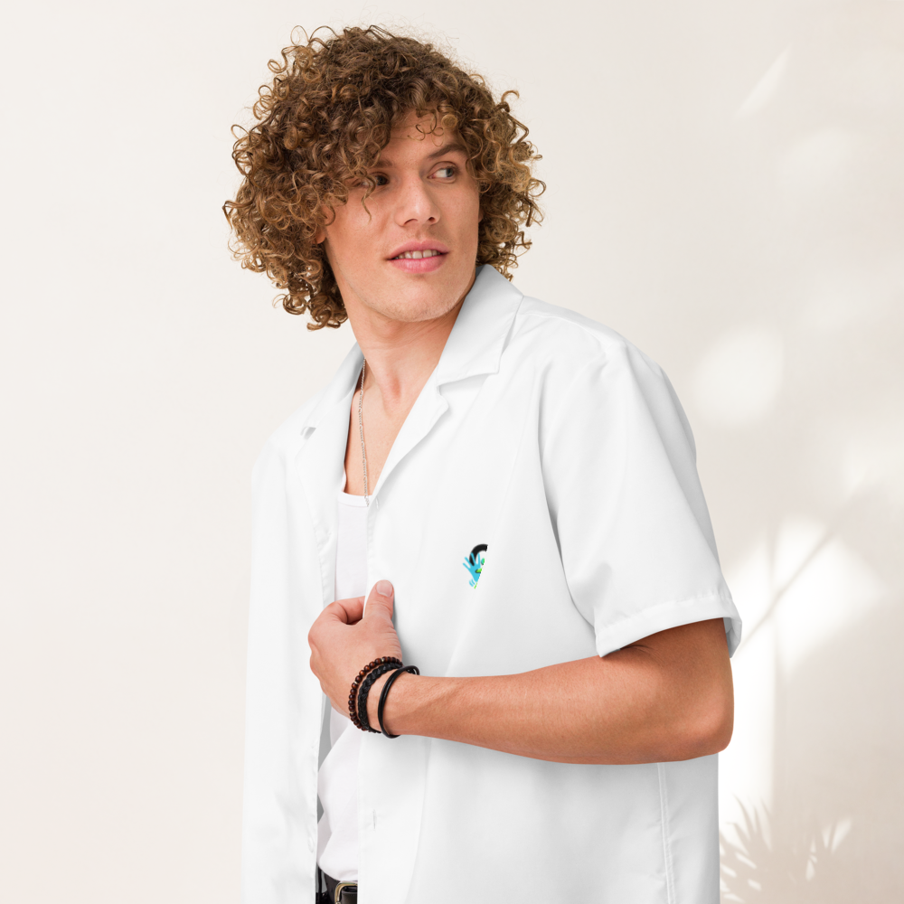 Chemise blanche homme élégante et engagée. Un style sobre qui porte un message fort : sensibiliser à la Langue des Signes avec classe et conviction.