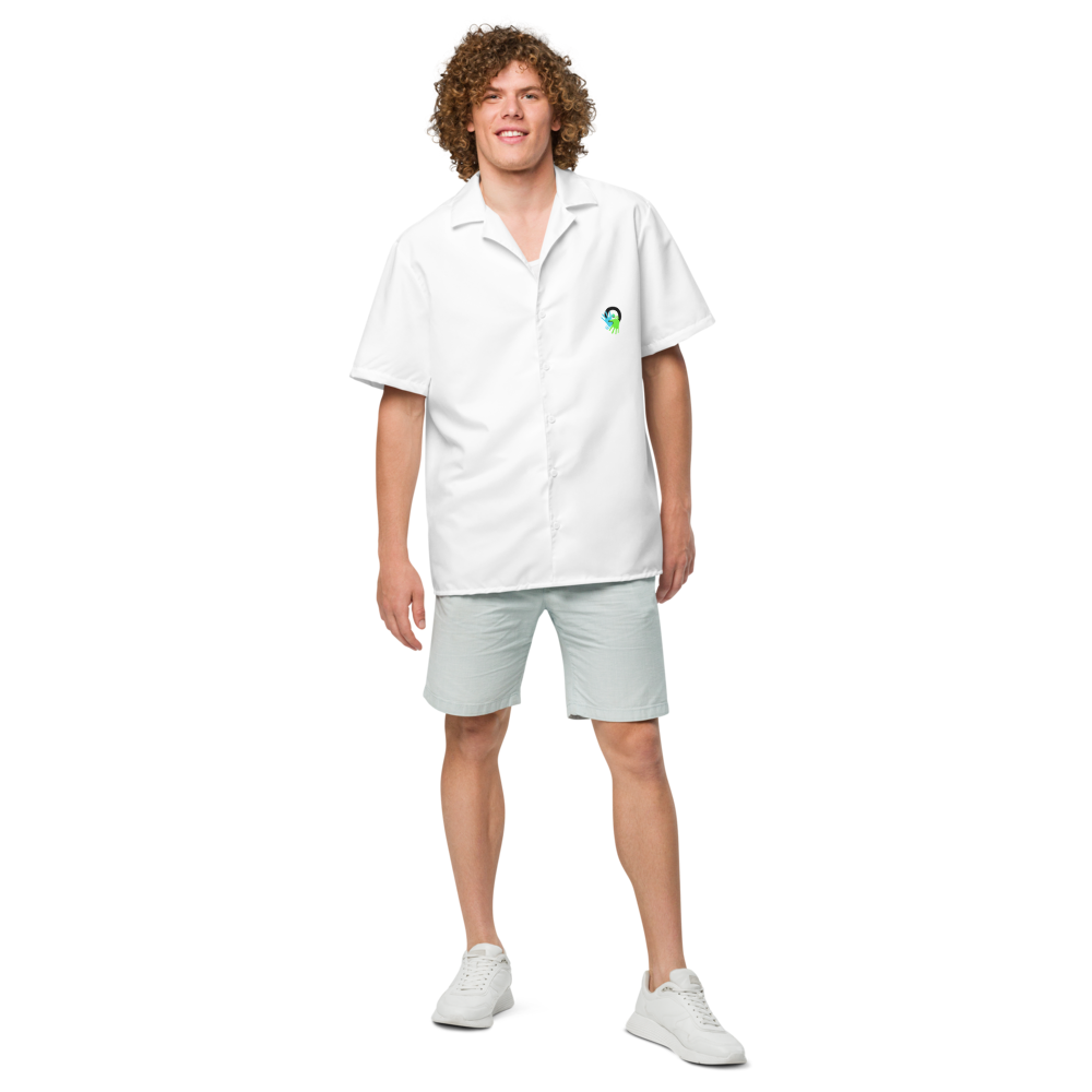 Chemise blanche homme élégante et engagée. Un style sobre qui porte un message fort : sensibiliser à la Langue des Signes avec classe et conviction.
