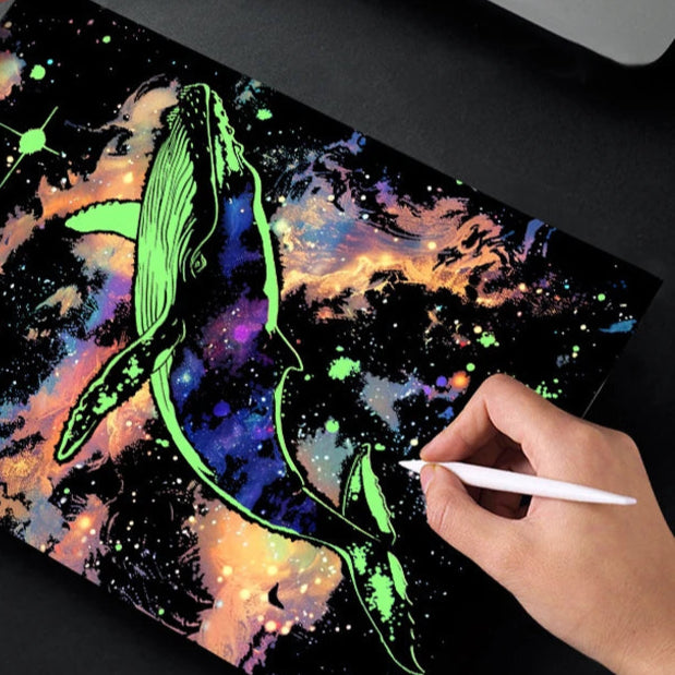 Activité de coloriage à gratter super amusant et reposant pour petits et grands ! Découvrez le dessin fluorescent et faites le briller dans la nuit !