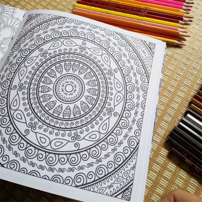 Livret de coloriage en noir et blanc composé de dessin de mandalas à faire soi-même pour se ressourcer, se concentrer et gagner en zénitude.