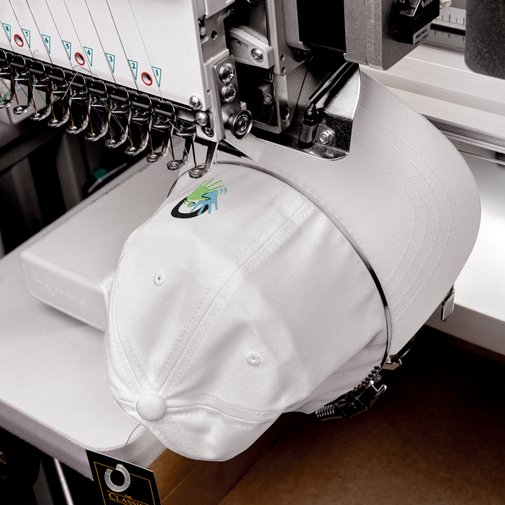 Casquette blanche au style épuré. Un accessoire tendance qui soutient un message fort : rendre la Langue des Signes visible et accessible au quotidien.