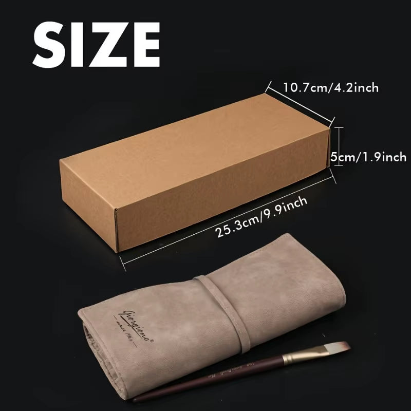 Plusieurs pinceaux de différentes tailles pour peintures, rangés dans leur pochette, idéal à transporter pour pouvoir peindre partout et disponible à tout moment ! 