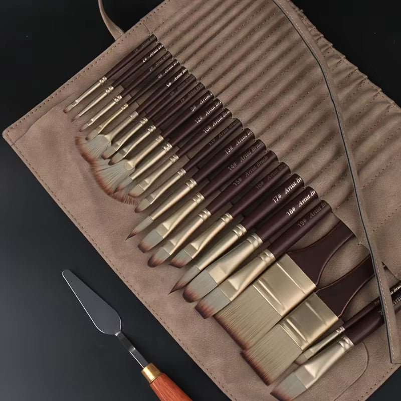 Plusieurs pinceaux de différentes tailles rangés dans leur pochette, idéal à transporter pour pouvoir peindre partout et disponible à tout moment !