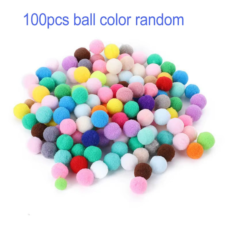 Lot de pompons tout doux pour jeux d'enfants. Jeu d'éveil de discrimination des couleurs pour enfants. Amuses toi à ranger avec la pince les pompons selon la même couleur du petit pot correspondant.