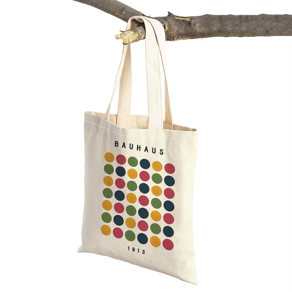 Sacs pour célébrer la période historique du Bauhaus. Pour les passionner de design ou pour les amoureux du style, il y en a pour tout les goûts ! 