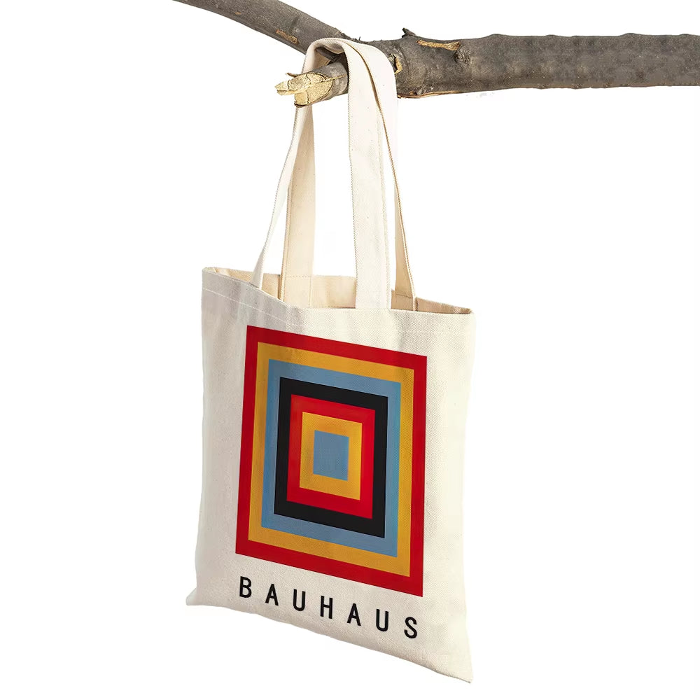Sacs pour célébrer la période historique du Bauhaus. Pour les passionner de design ou pour les amoureux du style, il y en a pour tout les goûts ! 