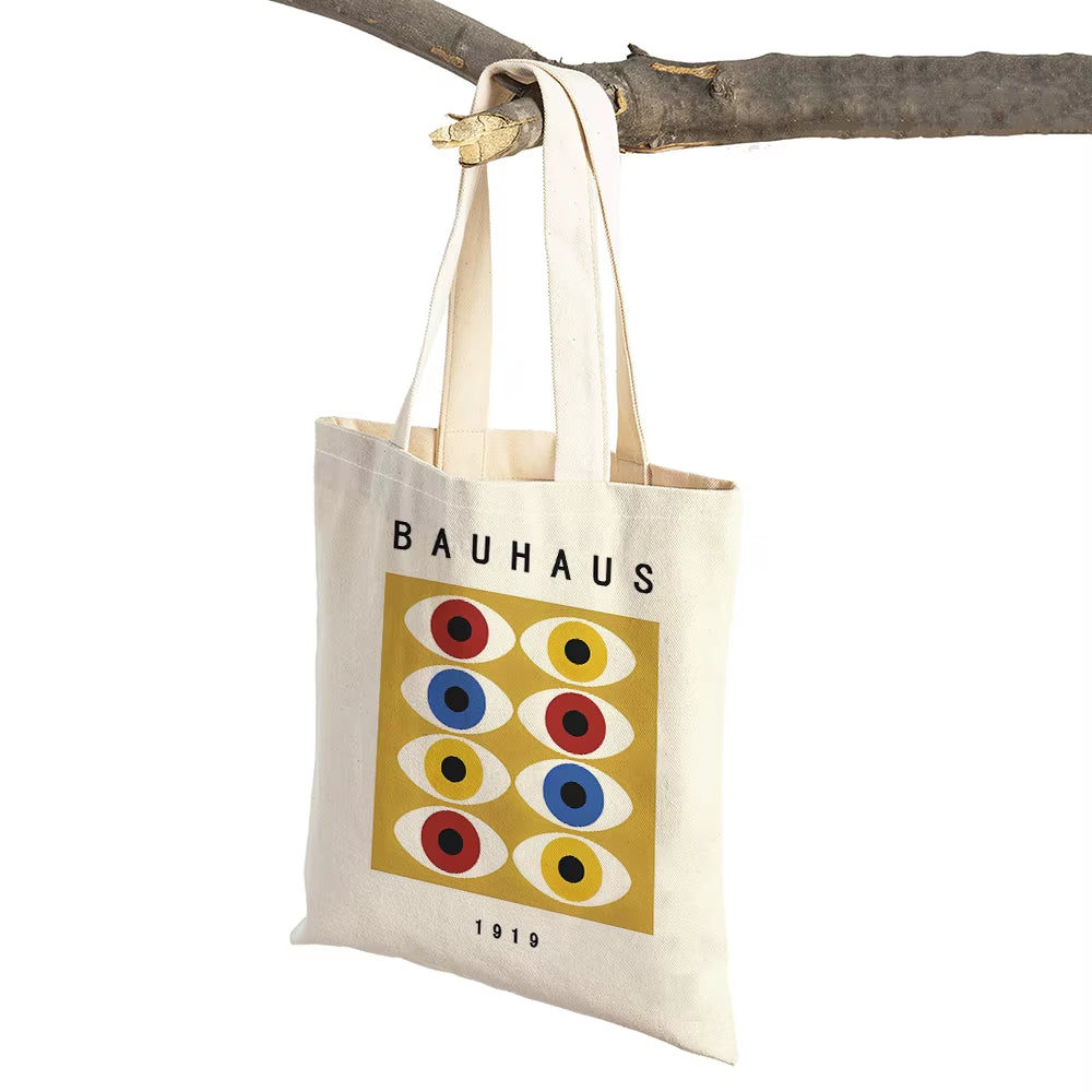 Sacs pour célébrer la période historique du Bauhaus. Pour les passionner de design ou pour les amoureux du style, il y en a pour tout les goûts ! 