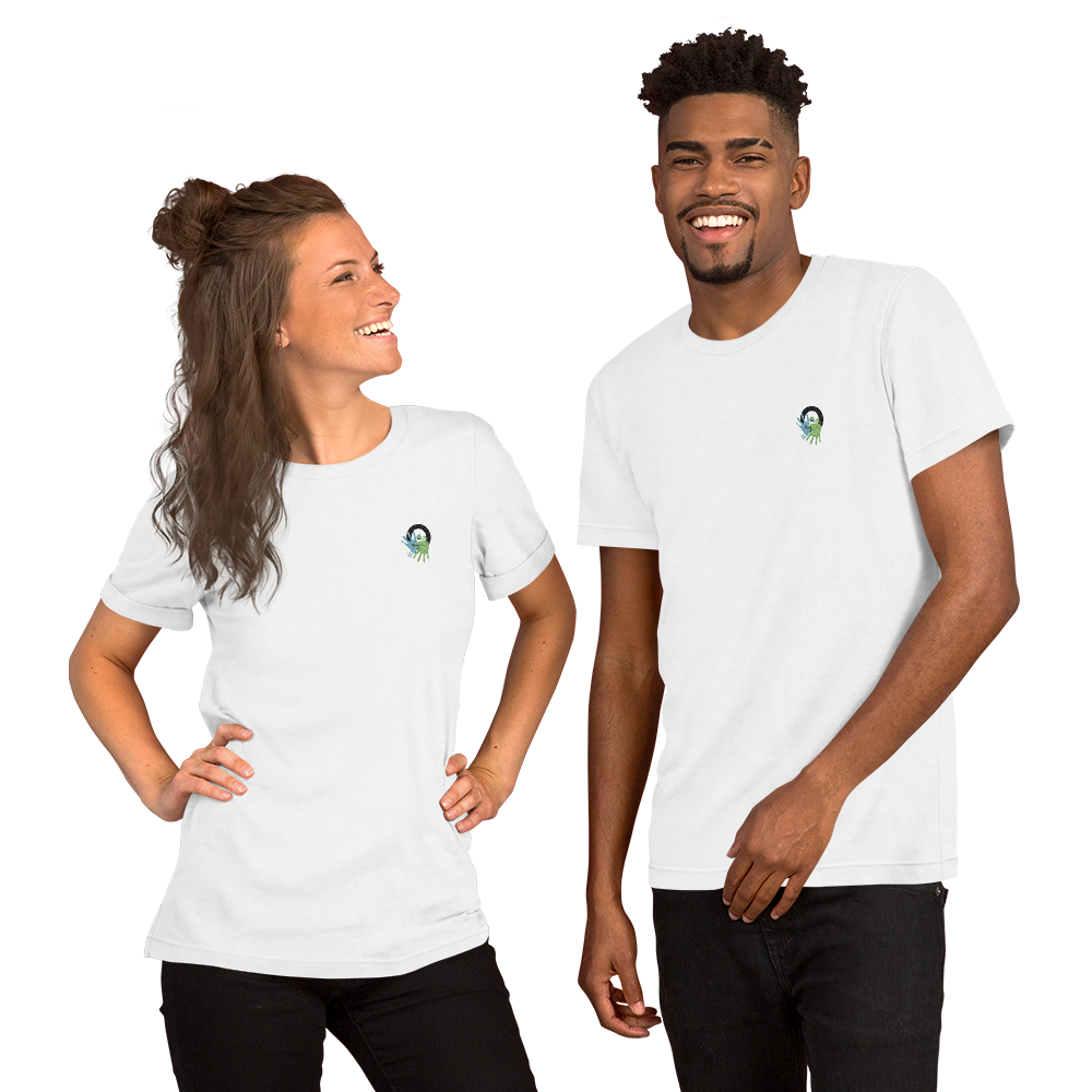 T-shirt blanc essentiel et engagé. La marque célèbre le bilinguisme langue des signes / français et ouvre la voie à une communication accessible à tous.