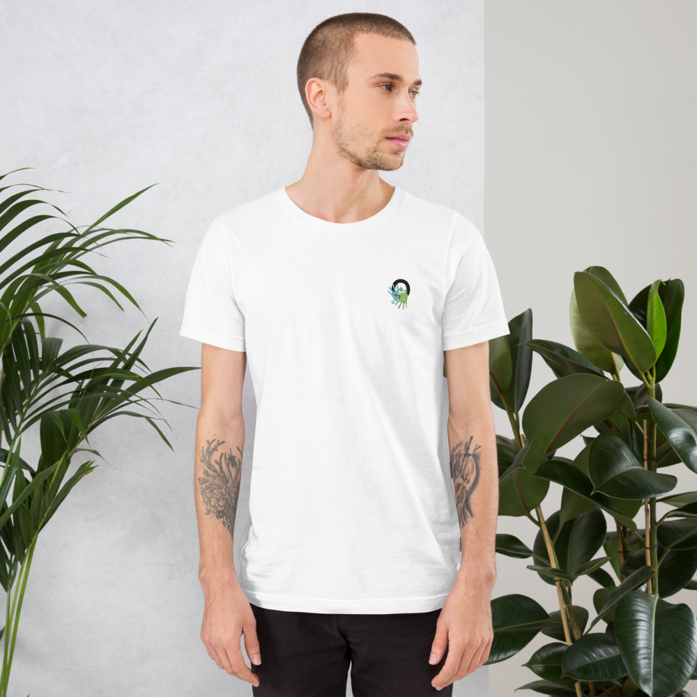 T-shirt blanc essentiel et engagé. La marque célèbre le bilinguisme langue des signes / français et ouvre la voie à une communication accessible à tous.