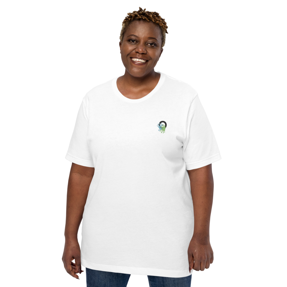 T-shirt blanc essentiel et engagé. La marque célèbre le bilinguisme langue des signes / français et ouvre la voie à une communication accessible à tous.