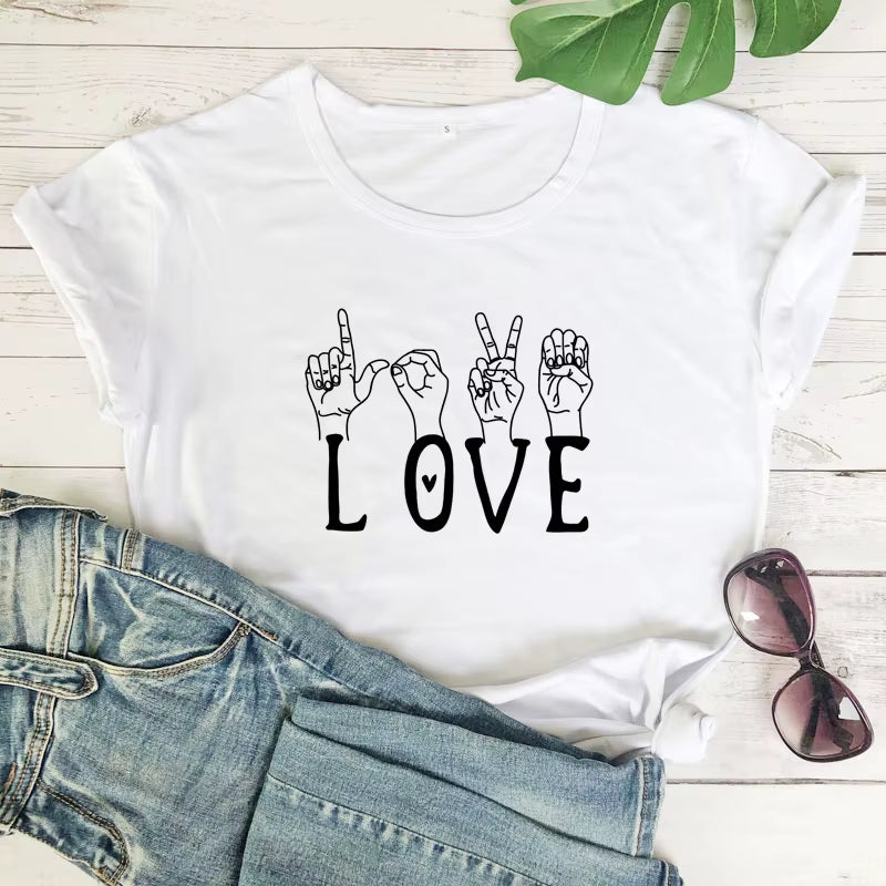 Vous cherchez un t-shirt pour femme en langue des signes ?! Voici le t-shirt "LOVE" qui diffuse un message fort et plein de sens. Prêt à diffuser l'amour ?!