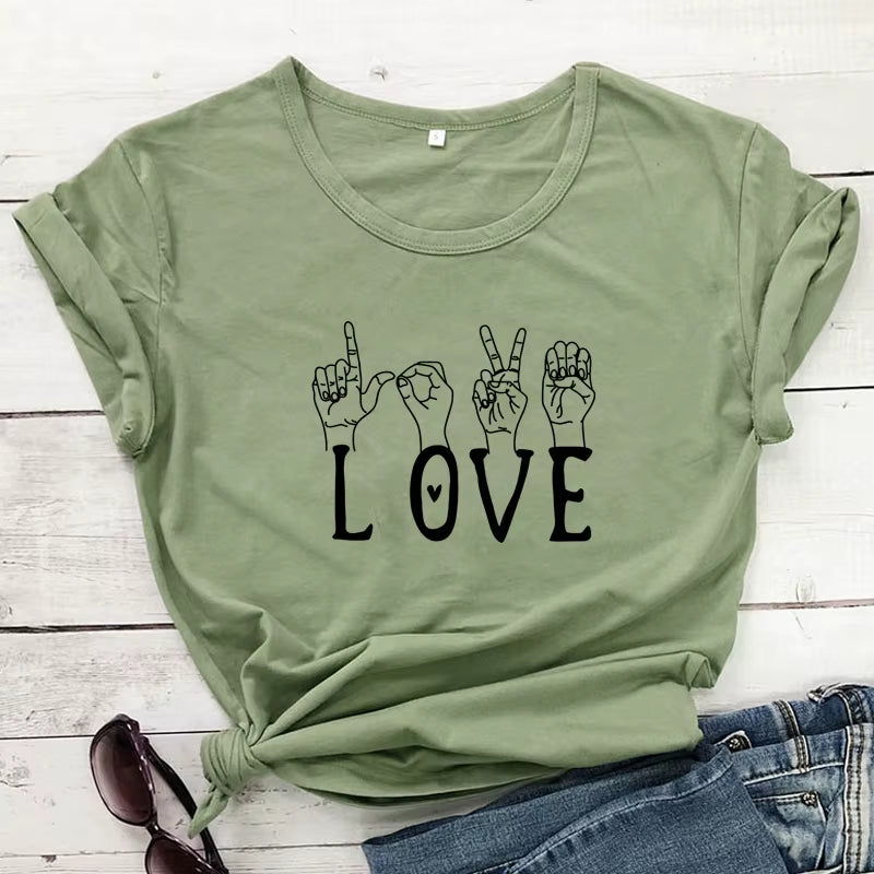 Vous cherchez un t-shirt pour femme en langue des signes ?! Voici le t-shirt "LOVE" qui diffuse un message fort et plein de sens. Prêt à diffuser l'amour ?!