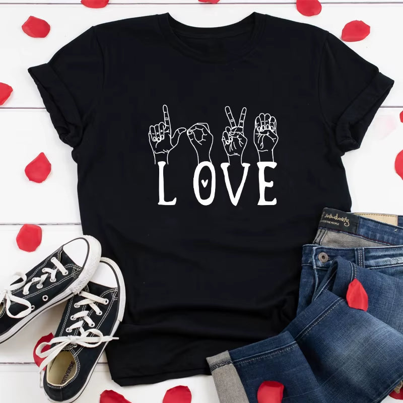Vous cherchez un t-shirt pour femme en langue des signes ?! Voici le t-shirt "LOVE" qui diffuse un message fort et plein de sens. Prêt à diffuser l'amour ?!
